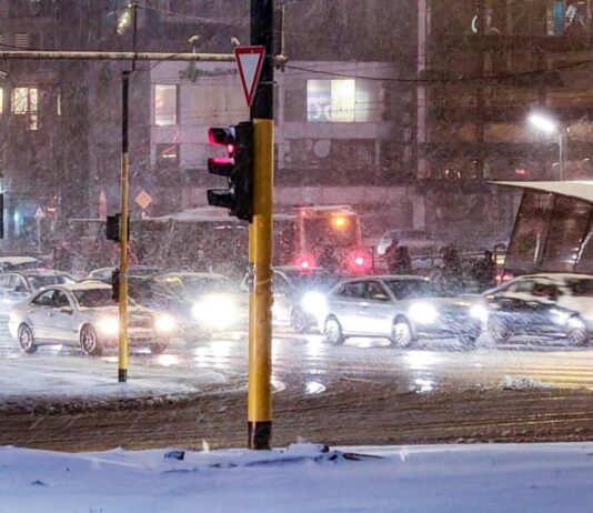 София осъмна в сняг: Трафикът е затруднен, градският транспорт спира и закъснява