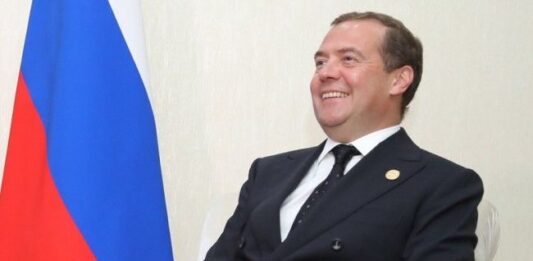 Медведев се шегува: Тръмп да побърза, Гренландия може да гласува за присъединяване към Русия