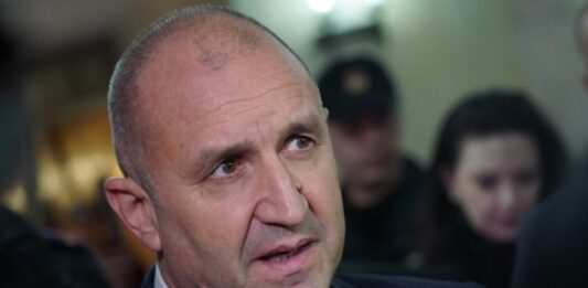 Радев: Опитът показва необходимостта от машинно гласуване с електронно отчитане на резултатите