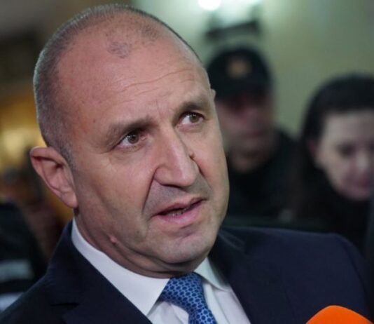 Радев: Опитът показва необходимостта от машинно гласуване с електронно отчитане на резултатите