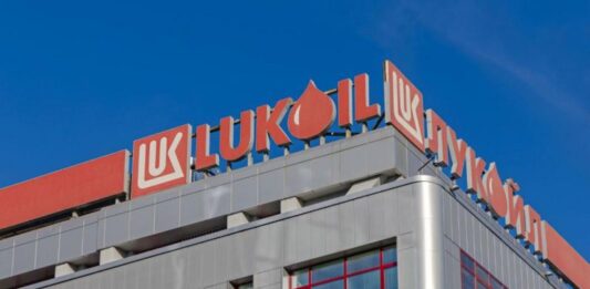 „Лукойл“ продава международните активи, вкл. и в България, на американската Carlyle