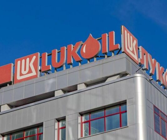 „Лукойл“ продава международните активи, вкл. и в България, на американската Carlyle