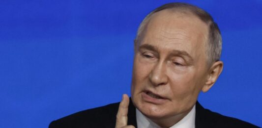 Конспиративните фантазии на Путин работят срещу него