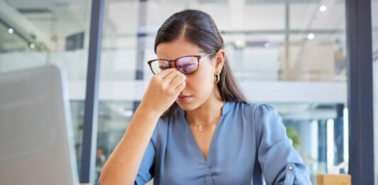 Парадоксът на модерния човек: Защо сме все по-уморени, а уж всичко ни е „по-лесно“