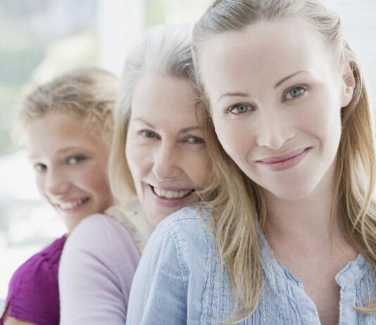 Кога започваме да приличаме на майките си: Отговорът може да ви изненада