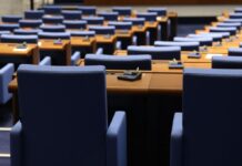 Депутатите гласуват удължителния закон за бюджета на второ четене