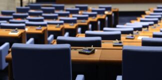 Депутатите гласуват удължителния закон за бюджета на второ четене