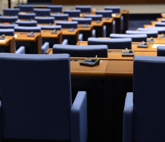 Депутатите гласуват удължителния закон за бюджета на второ четене