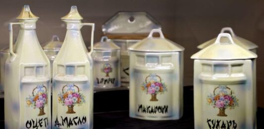 „Порцеланът – вечният спътник на лукса“: Изложба показва над 100 изящни експоната (СНИМКИ)