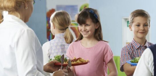 Менюто на децата под лупа: Какво казва наредбата за здравословно хранене на учениците
