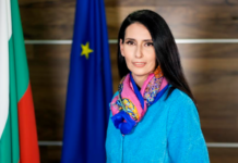 Министър Бонева отказала да подаде оставка. Върнала се е в кабинета и раздава нареждания