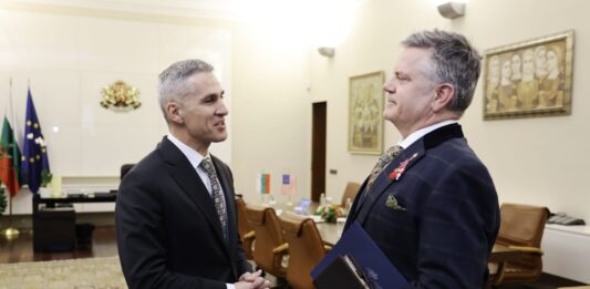 Премиерът Гюров обсъди с временно изпълняващия длъжността посланик на САЩ международната обстановка