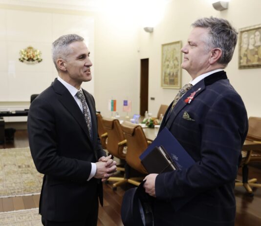 Премиерът Гюров обсъди с временно изпълняващия длъжността посланик на САЩ международната обстановка