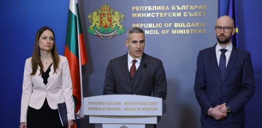 Премиерът Гюров: Имаме готови мерки за най-уязвимите граждани и бизнеса във връзка с поскъпването на горивата