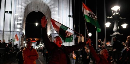 „Свърши се“: Радостна нощ в Будапеща след падането на Орбан – танци и наздравици (СНИМКИ)