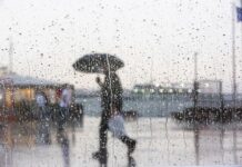 Времето в четвъртък: Дъжд, вятър и сняг в планините