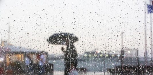 Времето в четвъртък: Дъжд, вятър и сняг в планините