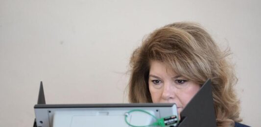 След проблем с машината: Президентът Йотова гласува, „за да изплуваме от кризата“