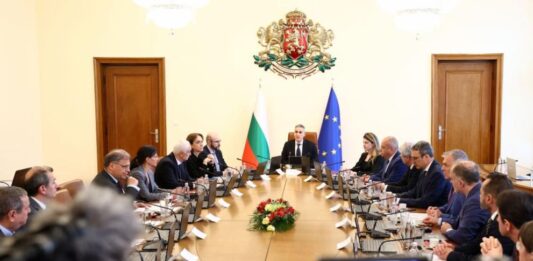 Служебният кабинет „Гюров“ се събира на заседание