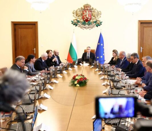 Служебният кабинет „Гюров“ се събира на заседание