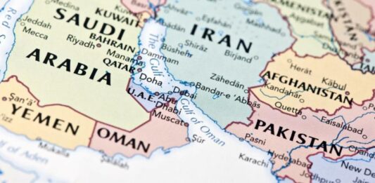 Напрежение в Персийския залив: Блокадата на трафика през Ормузкия пролив вече е в сила