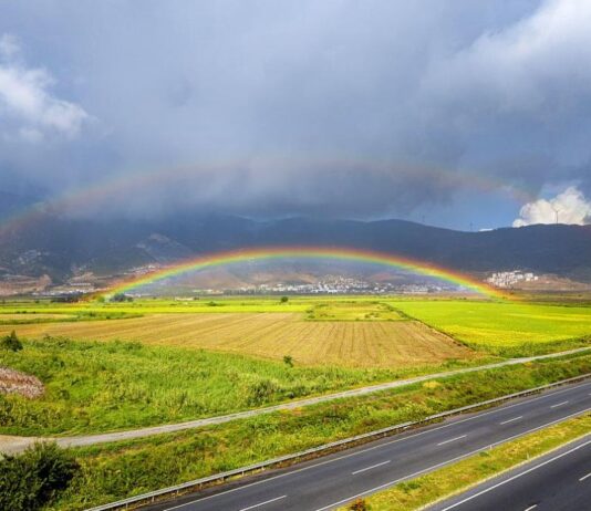 Изпращаме април и посрещаме май с динамично време: след топлото начало – студ и дъжд