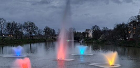 Цветна магия над Тунджа: Вечерното шоу на фонтаните в Ямбол (СНИМКИ)
