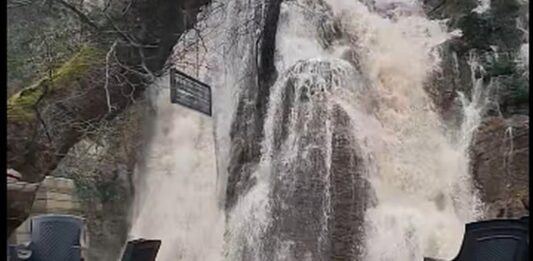 Водопадът в Бачково заля ресторант, наводнени са улици