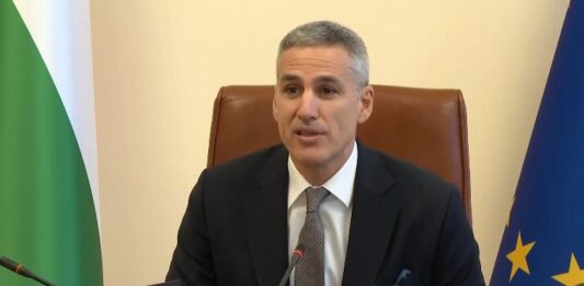 Гюров за „Магазин за хората“: Рафтовете празни, сметките са на червено, шефовете – с големи заплати