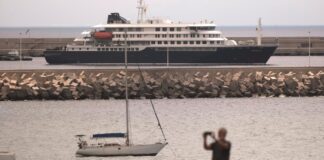 Круизният кораб с огнище на хантавирус отплава обратно към Нидерландия