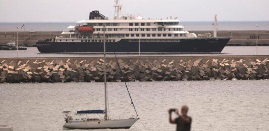 Круизният кораб с огнище на хантавирус отплава обратно към Нидерландия