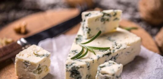 От пещерите на Франция до гурме кухнята: Как синьото сирене превзе света