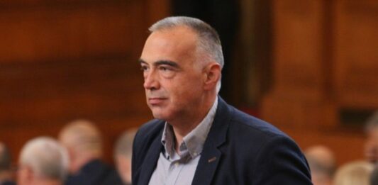 Кутев: Депутатите да замразят заплатите си като морален акт в икономическа криза