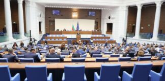 С „вратичка“ за бъдещо увеличение, депутатите замразиха заплатите си