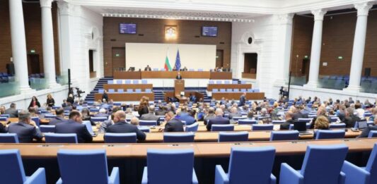 С „вратичка“ за бъдещо увеличение, депутатите замразиха заплатите си