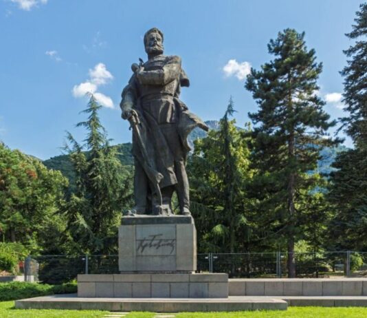 На 2 юни България свежда глава пред Ботев, Левски и загиналите за свободата на страната ни