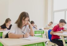 Четвъртокласниците се явяват на изпит по математика