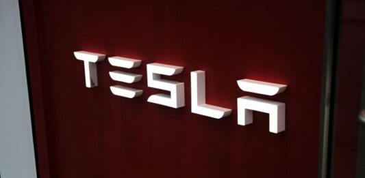 Tesla изтегля 3 милиона автомобила заради „дръжки убийци“