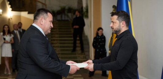 Посланикът на България в Украйна Златин Кръстев връчи акредитивните си писма на Зеленски