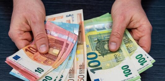 Правителството предлага 660 евро минималната работна заплата от 1 януари 2027 година